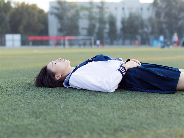 女大學(xué)生在體育場(chǎng).jpg